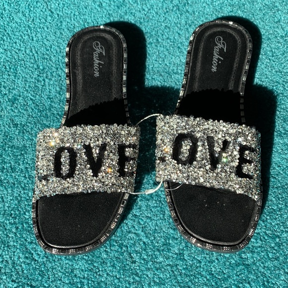 Women's LOVE Beach Flip Flop Slides - BNWOT - Picture 4 of 9